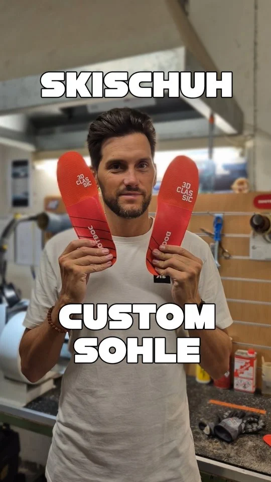Ja Freunde, hier seht ihr unsere maßgefertigte Ski-Schuh-Einlegesohle – und natürlich funktioniert das Ganze auch für Snowboard Boots! 🎿🏂

Dafür nehmen wir zuerst einen Fußabdruck auf unserem Vakuum-Fit-Kissen. Wir schauen uns eure Fußfehlstellung ganz genau an und berücksichtigen dabei auch eure Knie- und Beinachse.

So können wir Fehlstellungen gezielt ausgleichen und auch Beschwerden im Bereich der Innen- und Außenknöchel optimal unterstützen.

Das Ergebnis? Eure Füße bleiben entspannt, die Muskulatur wird entlastet und die Kraftübertragung auf die Skikante wird deutlich direkter und effizienter. Ihr kommt schneller auf die Kante, fahrt dynamischer, kontrollierter und sicherer – und spart über den ganzen Skitag auch noch jede Menge Kraft. 💪⛷️

Ihr habt Interesse an einer maßgefertigten Sohle? Dann lasst euch gerne bei uns vor Ort beraten. Ruft einfach an, vereinbart einen Termin und schaut bei uns vorbei. Wir freuen uns auf Euch❄️🤗😎

#skisport #bootfitting #skischuhe #winter #wintersport
